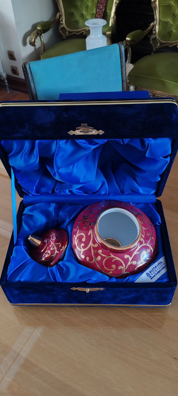 Kütahya Porselen Hand-Painted Lidded Jar – Pink & Gold Gilded – 20x18 cm