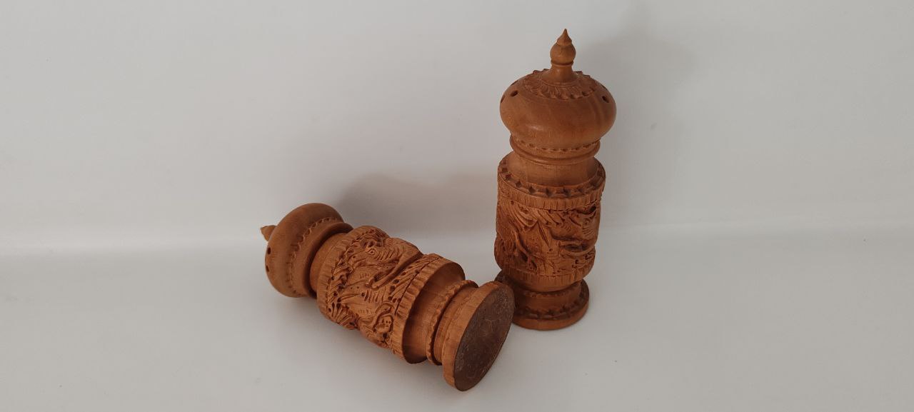 Hand-Carved Wooden Salt and Pepper Shaker Set – Decorative 10 cm Pair