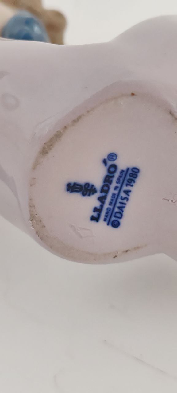 Vintage Lladro Baby Figurine – 'Pacifier Baby' – Handcrafted in Spain – 12 cm