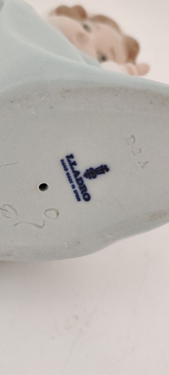 Vintage Lladro Porcelain Figurine – Sleeping Baby with Bonnet – Handcrafted in Spain – 13 cm