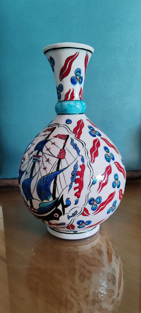Çinici İznik Hand-Painted 'Gözyaşı' Vase with Galleon Motif – 27x17 cm – 2012
