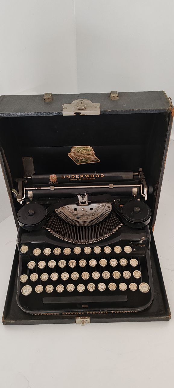 Vintage Underwood Portable Typewriter with Original Case & Ribbon – American Classic
