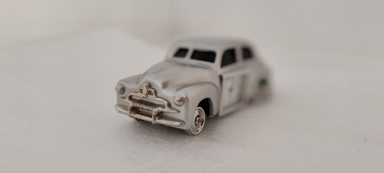 Miniature Classic Car Desk Clock – Silver Metal – 10x4x4 cm