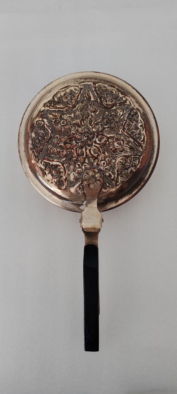 Vintage Ornate Brass Silent Butler / Crumb Tray – 27x14 cm – Hand Engraved Lid