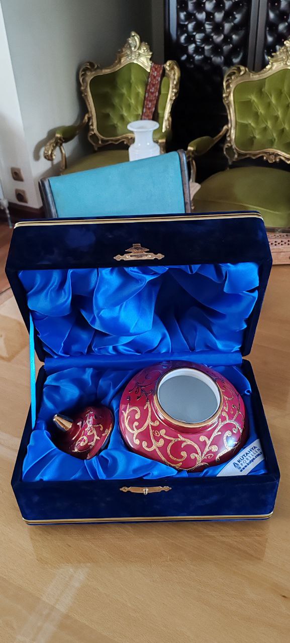 Kütahya Porselen Hand-Painted Lidded Jar – Pink & Gold Gilded – 20x18 cm