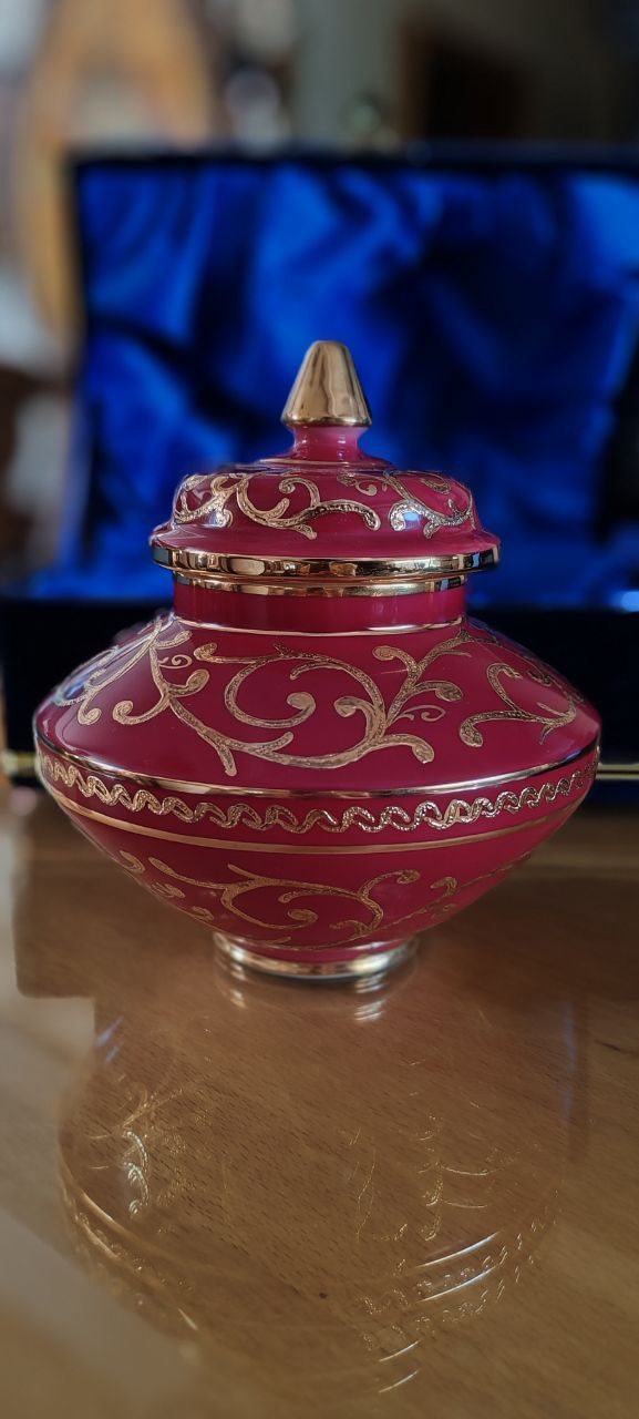 Kütahya Porselen Hand-Painted Lidded Jar – Pink & Gold Gilded – 20x18 cm