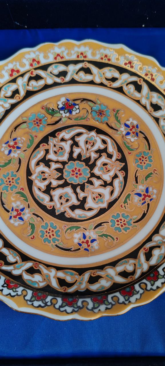 Güral Porselen Special Hand-Painted Small Plate – Velvet Boxed