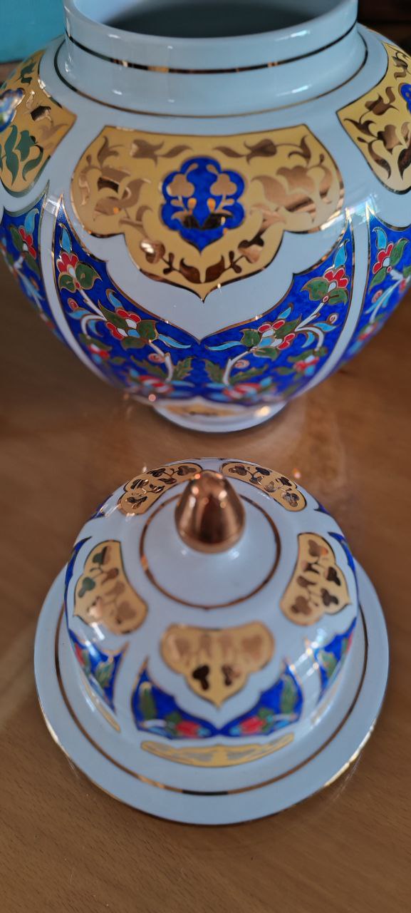 Kütahya Porselen Hand-Painted Lidded Jar – 30x20 cm – Signed by Emine (2017)