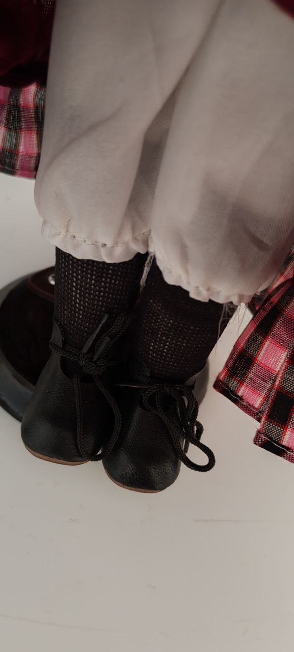 Vintage Kissing Couple Porcelain Dolls – 39 cm – Burgundy Velvet Outfits