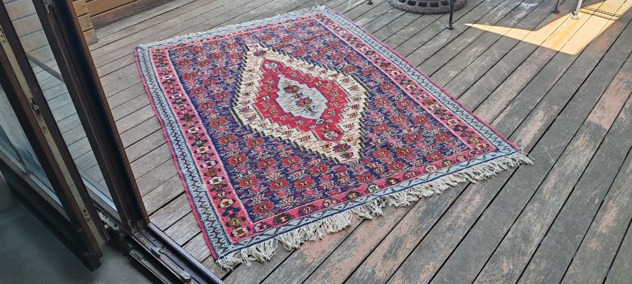 Hand-Knotted Persian Sine Rug – 150x120 cm – Vibrant Geometric Medallion