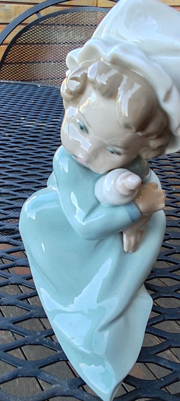 Vintage Lladro Porcelain Figurine – Sleeping Baby with Bonnet – Handcrafted in Spain – 13 cm