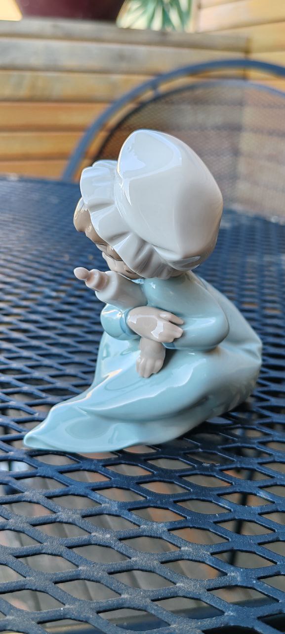 Vintage Lladro Porcelain Figurine – Sleeping Baby with Bonnet – Handcrafted in Spain – 13 cm