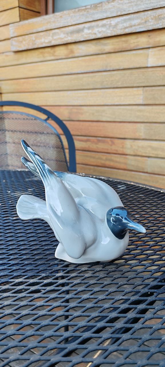Vintage German Porcelain Seagull Figurine – Crossed Hammers Mark – 18x15x11 cm