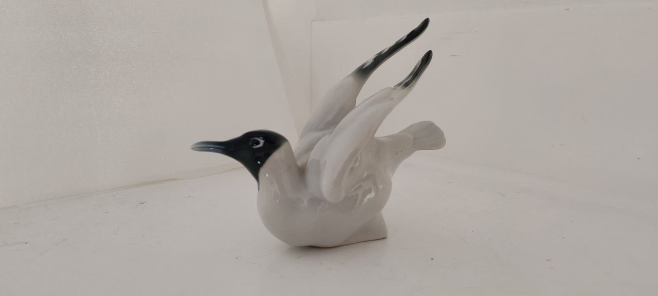 Vintage German Porcelain Seagull Figurine – Crossed Hammers Mark – 18x15x11 cm