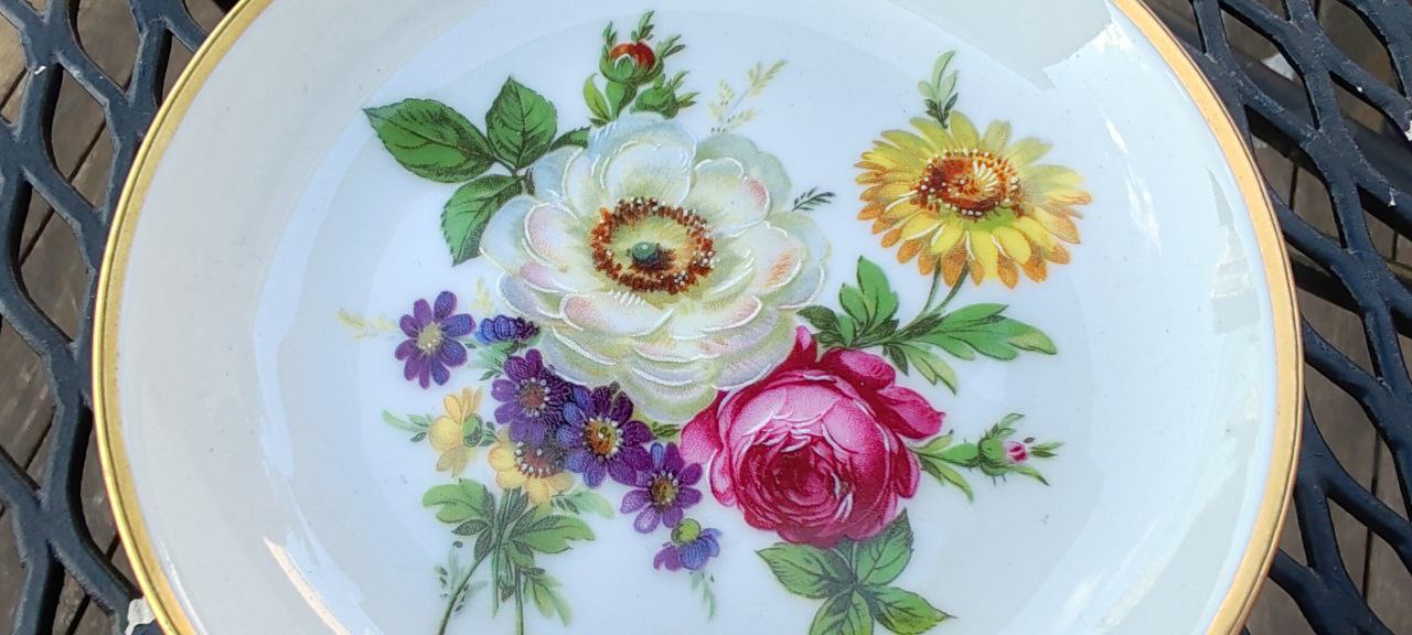 Kaiser Germany Small Floral Porcelain Dish – Hand-Painted with Gold Trim – 11 cm