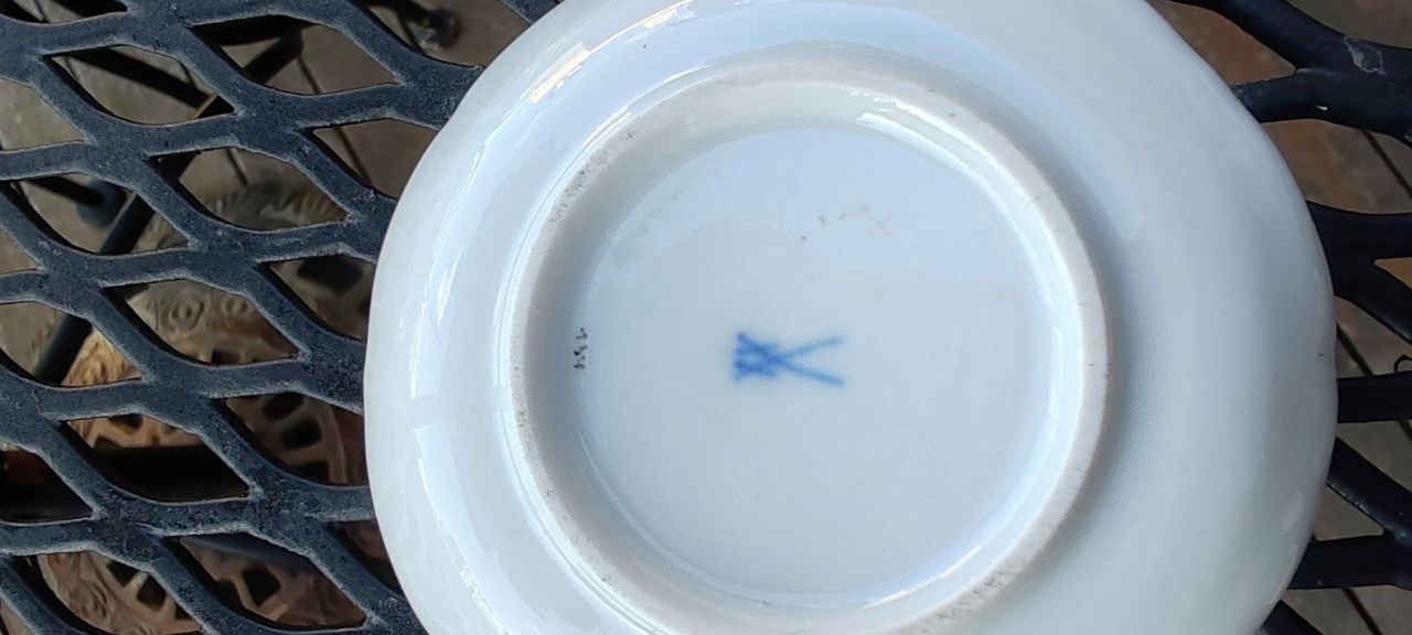 Vintage Meissen Porcelain Plate with Green Leaf Garland – Crossed Swords Mark – 8cm