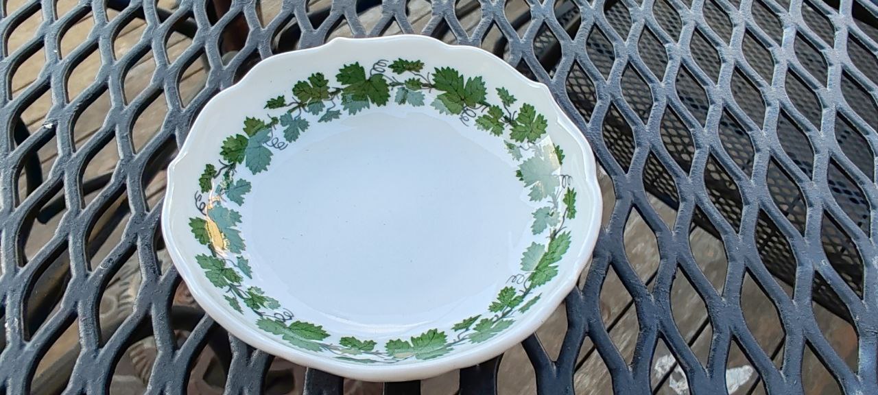 Vintage Meissen Porcelain Plate with Green Leaf Garland – Crossed Swords Mark – 8cm