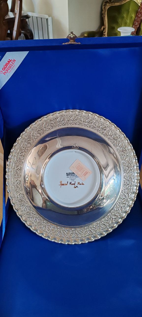 Güral Porselen – Special Hand-Painted Decorative Plate with Carnation Motif in Velvet Box