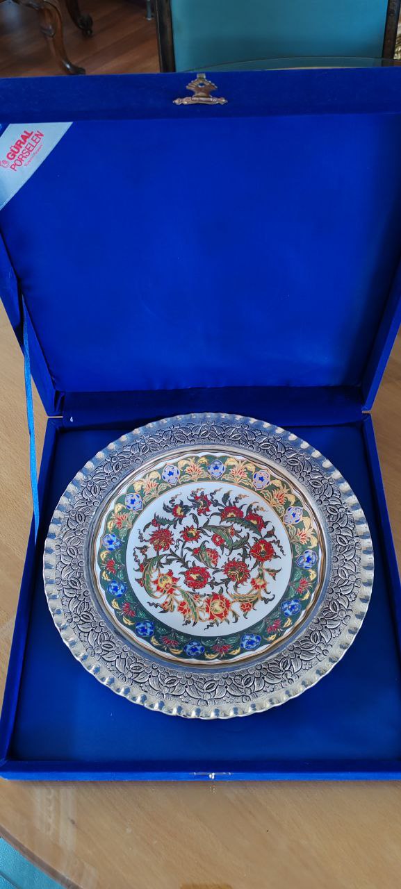 Güral Porselen – Special Hand-Painted Decorative Plate with Carnation Motif in Velvet Box