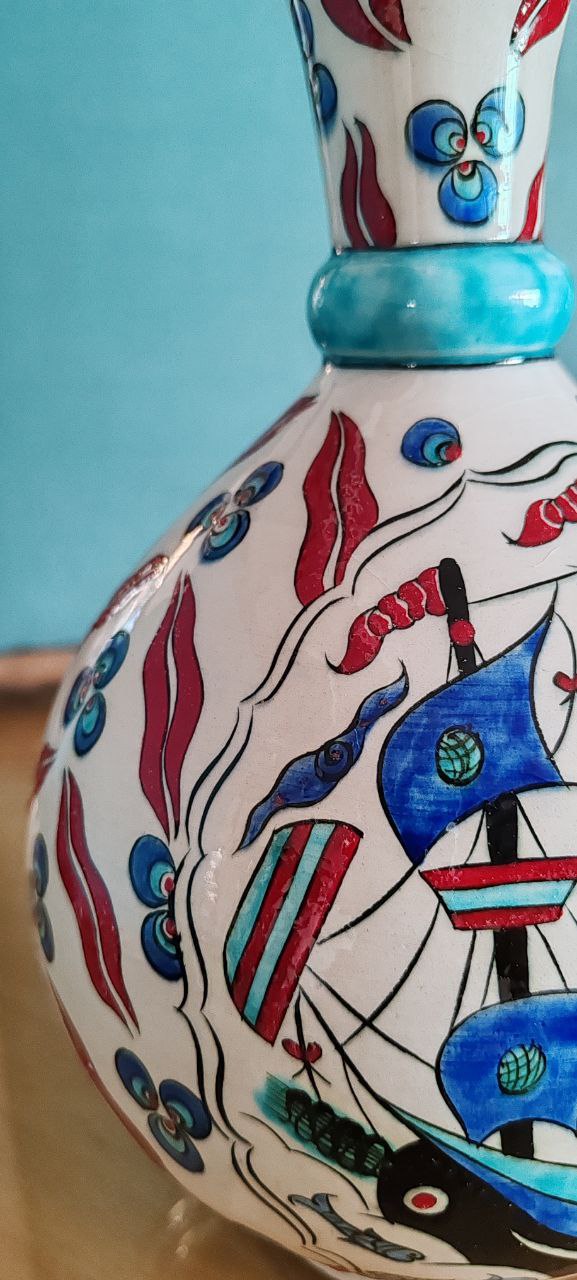 Çinici İznik Hand-Painted 'Gözyaşı' Vase with Galleon Motif – 27x17 cm – 2012