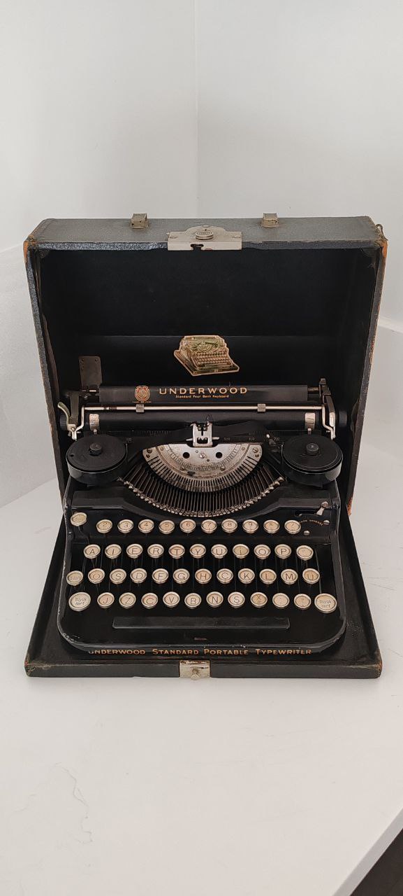 Vintage Underwood Portable Typewriter with Original Case & Ribbon – American Classic
