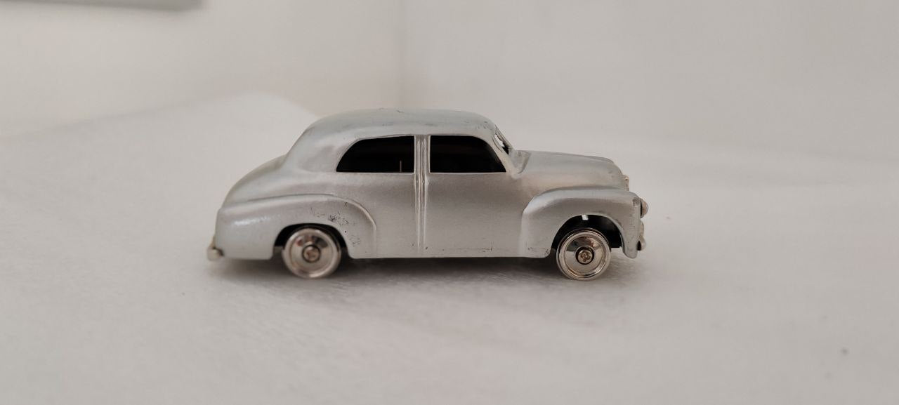 Miniature Classic Car Desk Clock – Silver Metal – 10x4x4 cm