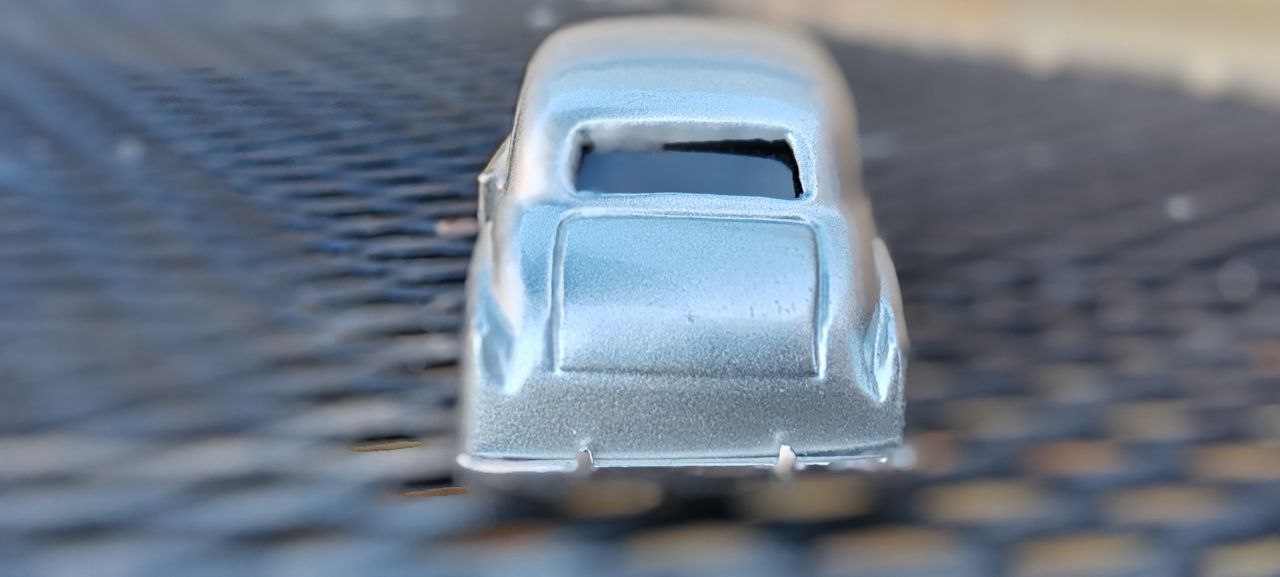 Miniature Classic Car Desk Clock – Silver Metal – 10x4x4 cm