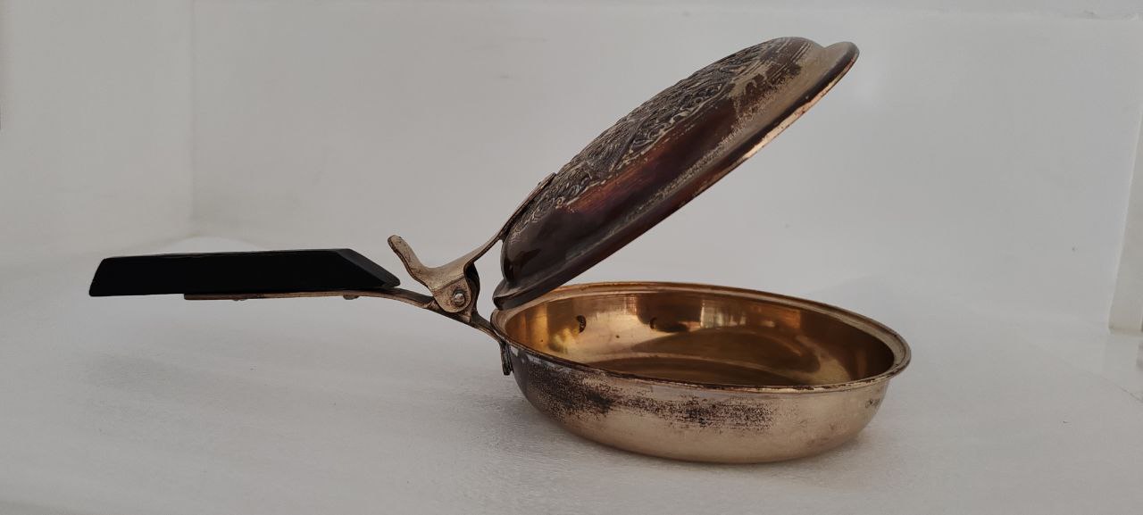 Vintage Ornate Brass Silent Butler / Crumb Tray – 27x14 cm – Hand Engraved Lid