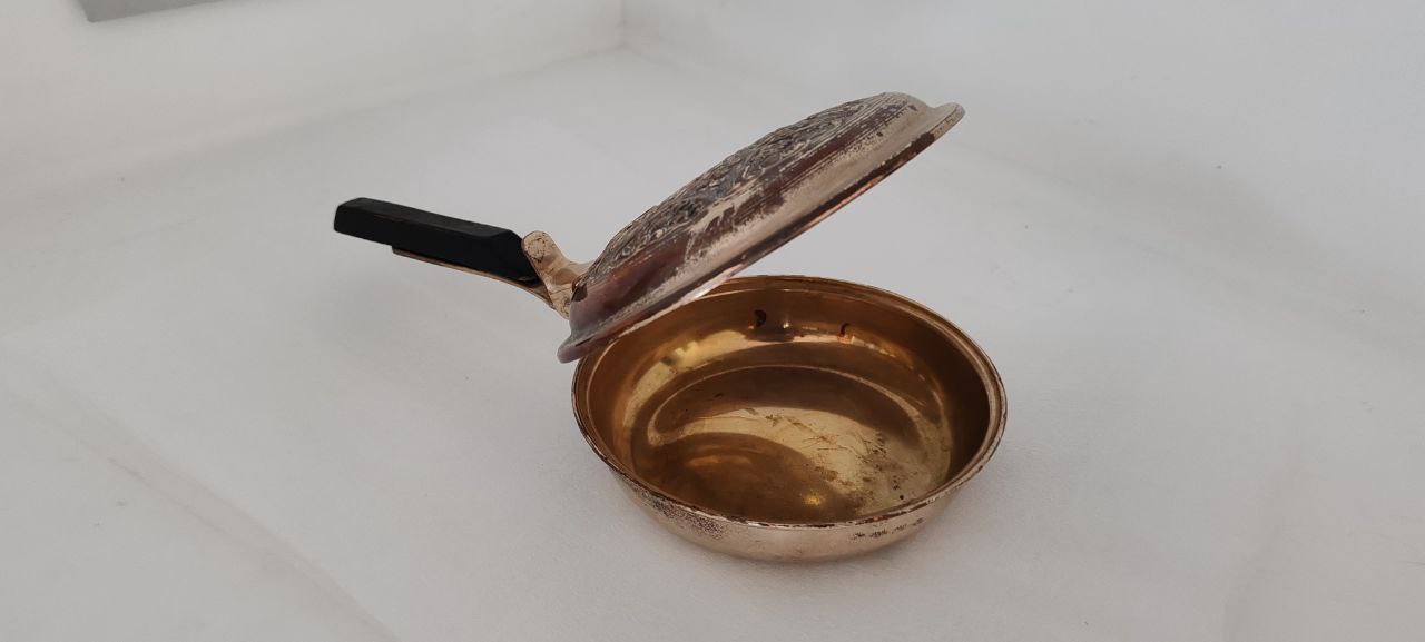 Vintage Ornate Brass Silent Butler / Crumb Tray – 27x14 cm – Hand Engraved Lid