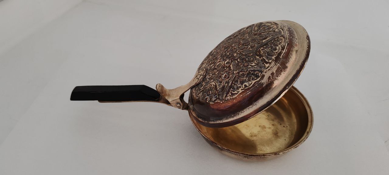 Vintage Ornate Brass Silent Butler / Crumb Tray – 27x14 cm – Hand Engraved Lid