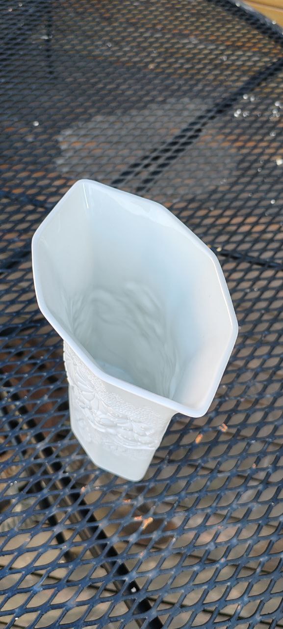 Vintage Kaiser Germany White Porcelain Vase with Embossed Seashell Design – Model 0301